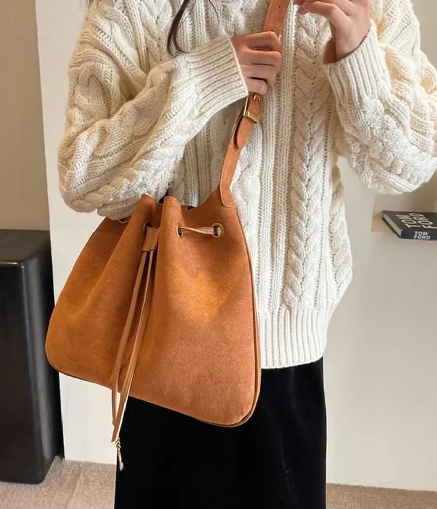 Trendy Drawstring Hobo Shoulder Bag Retro Suede Bucket Purse Causal Travel College Crossbody Bag with Adjustable Strap 2024